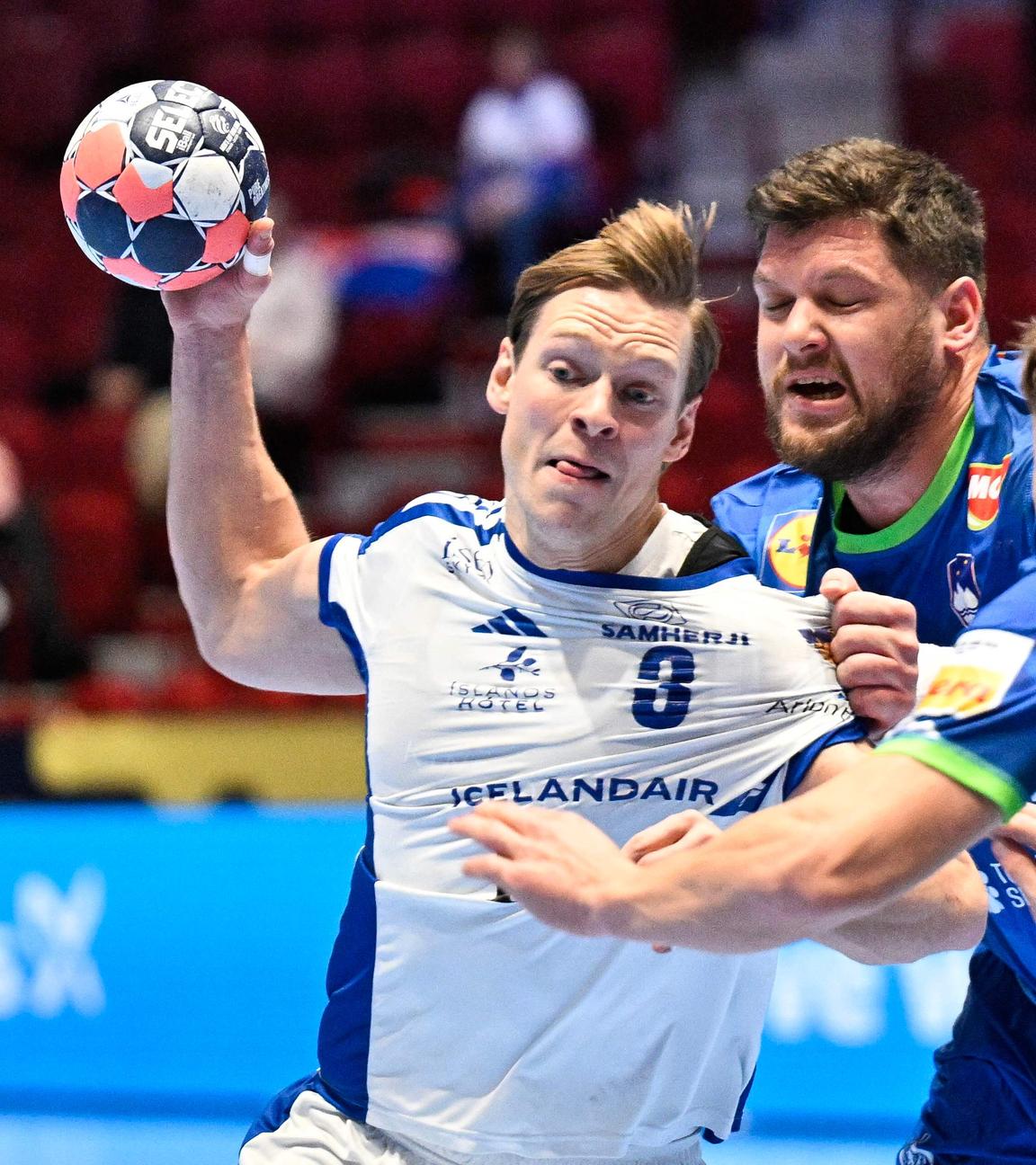 Islands Janus Smarson gegen Slowenien am Ball