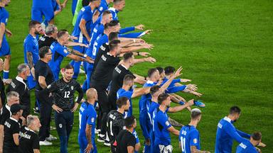 Sloweniens Spieler jubeln nach dem Spiel gegen England am 25.06.2024.