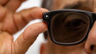 Symbolbild: Ein Mann mit einer RAY-BAN Meta Brille mit Kamera und Mikrofon