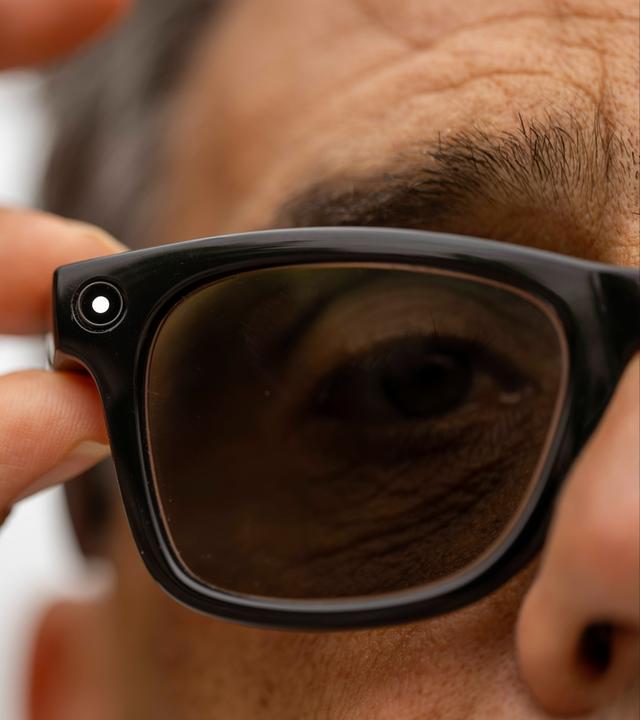 Symbolbild: Ein Mann mit einer RAY-BAN Meta Brille mit Kamera und Mikrofon