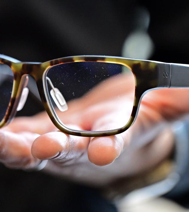 Archiv:  Eine Brille mit Smart Glass von Zeiss wird während einer Pressetour beim Digital-Gipfel 2023 präsentiert.  