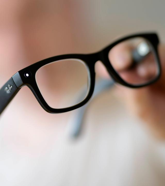 AI-Brille von Ray-Ban in der Hand eines Mannes am 05.07.2026 in Mülheim, Deutschland.