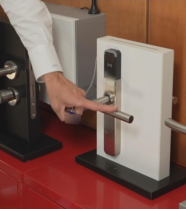 Verschiedene Varianten smarter Türschlösser nebeneinander.