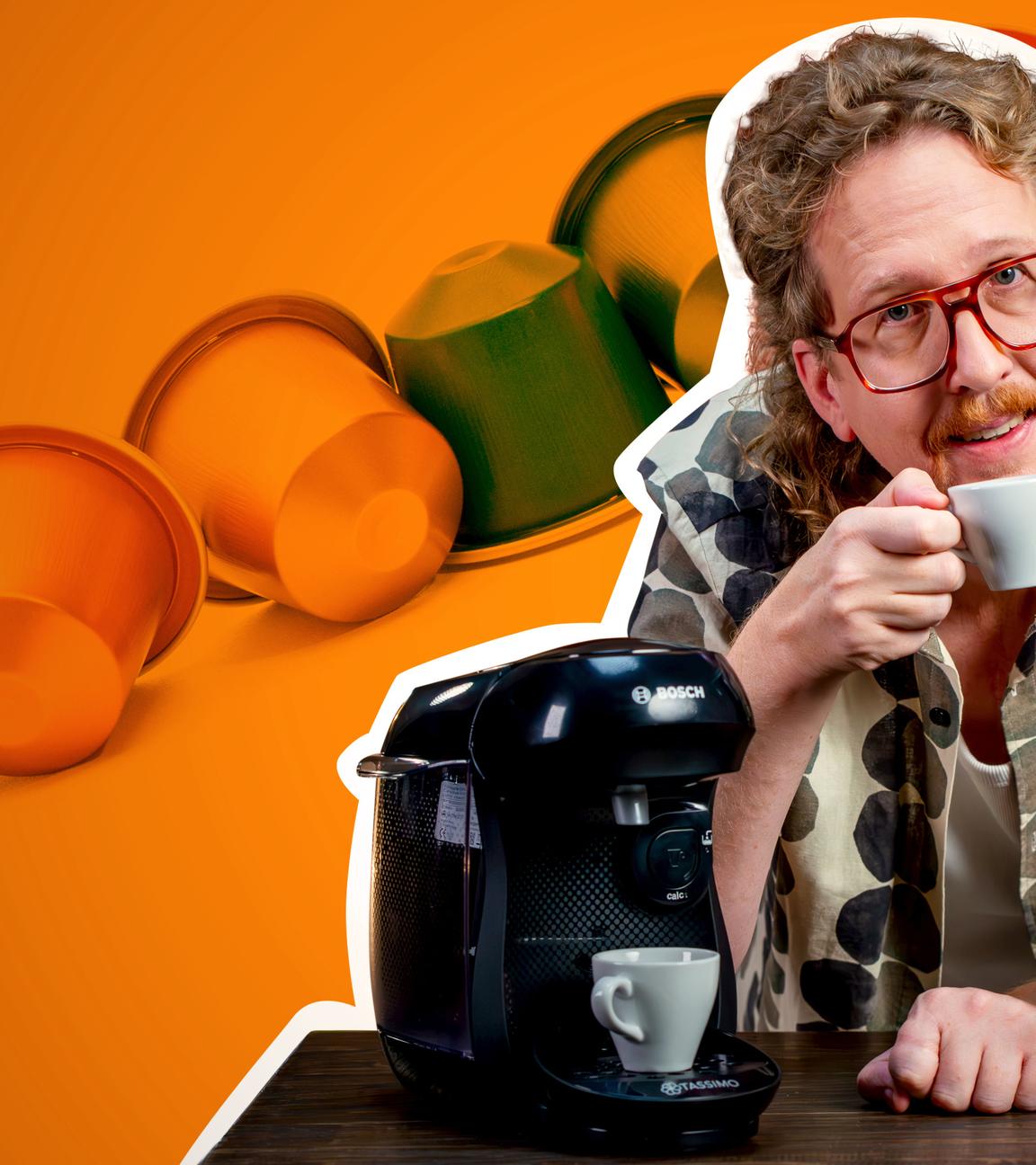 Montage: Uke Bosse steht zwischen den beiden Testgeräten, hält eine Kaffeetasse in der Hand und schaut in die Kamera. Im Hintergrund liegt eine Reihe Kaffeekapseln.