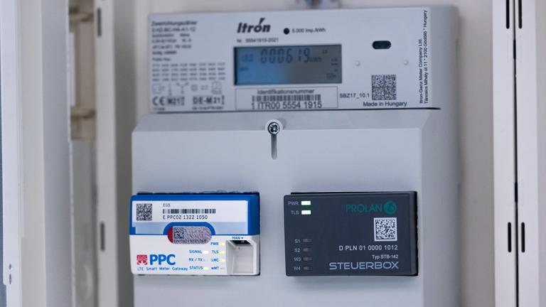 Ein Smartmeter an einer Wand.