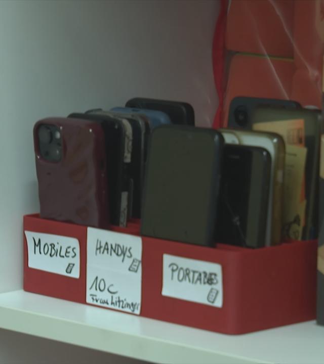 Smartphones werden an Schulen zu Unterrichtbeginn eingesammelt