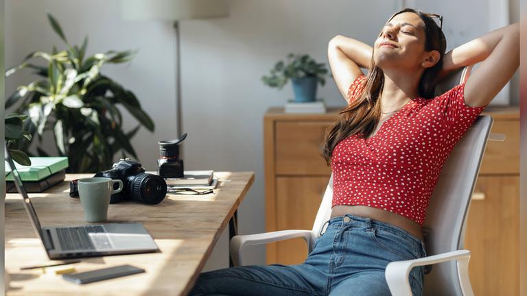 Eine Frau entspannt sich.