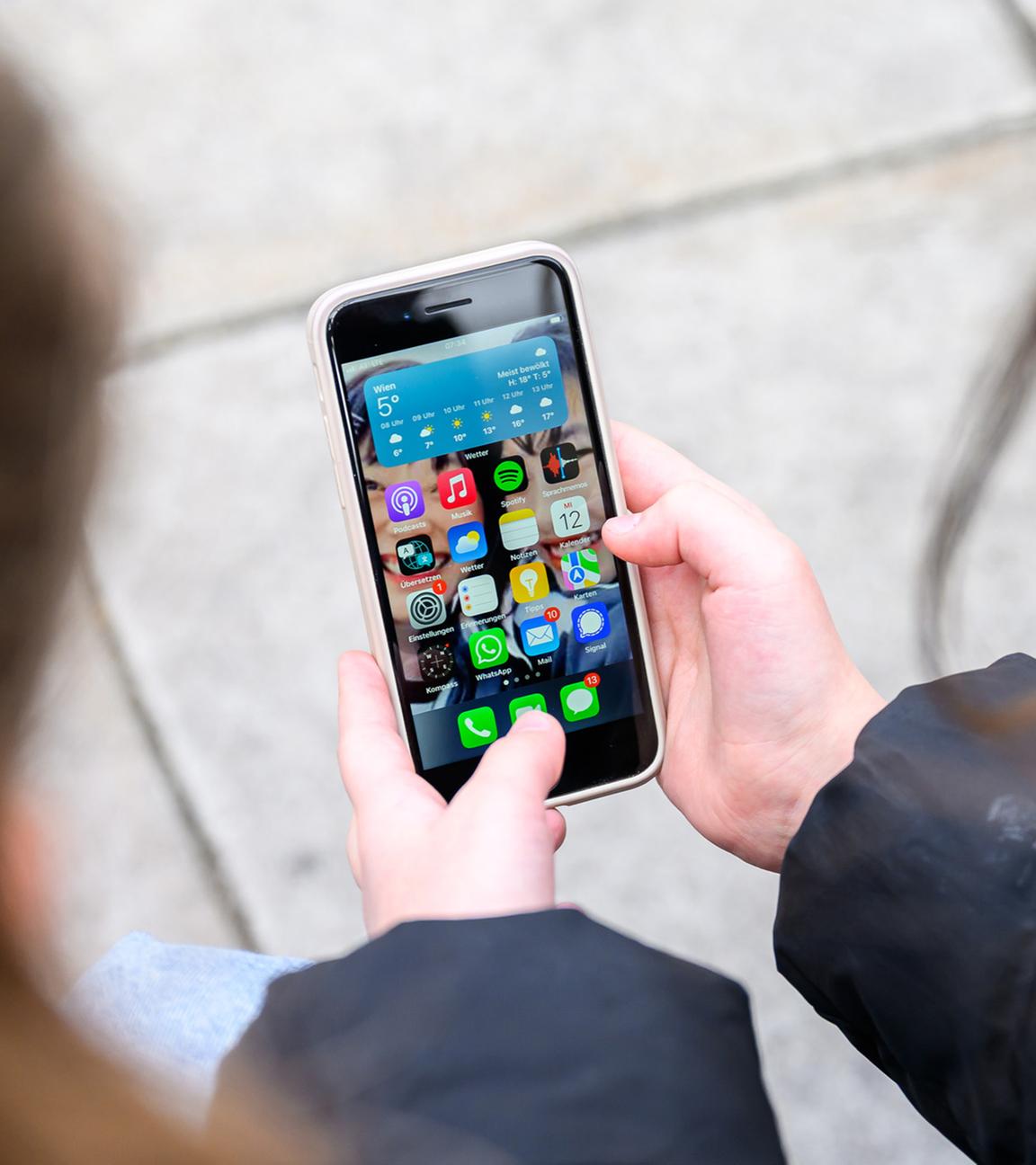Schüler nutzen ein Smartphone (Symbilbild)