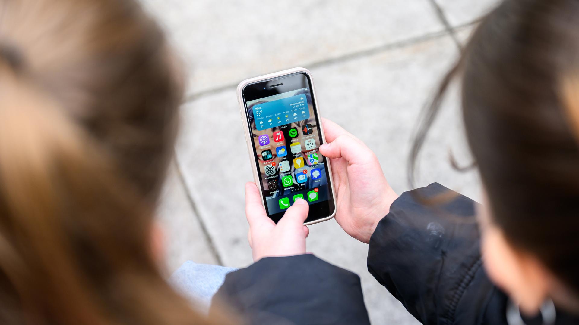 Schüler nutzen ein Smartphone (Symbilbild)