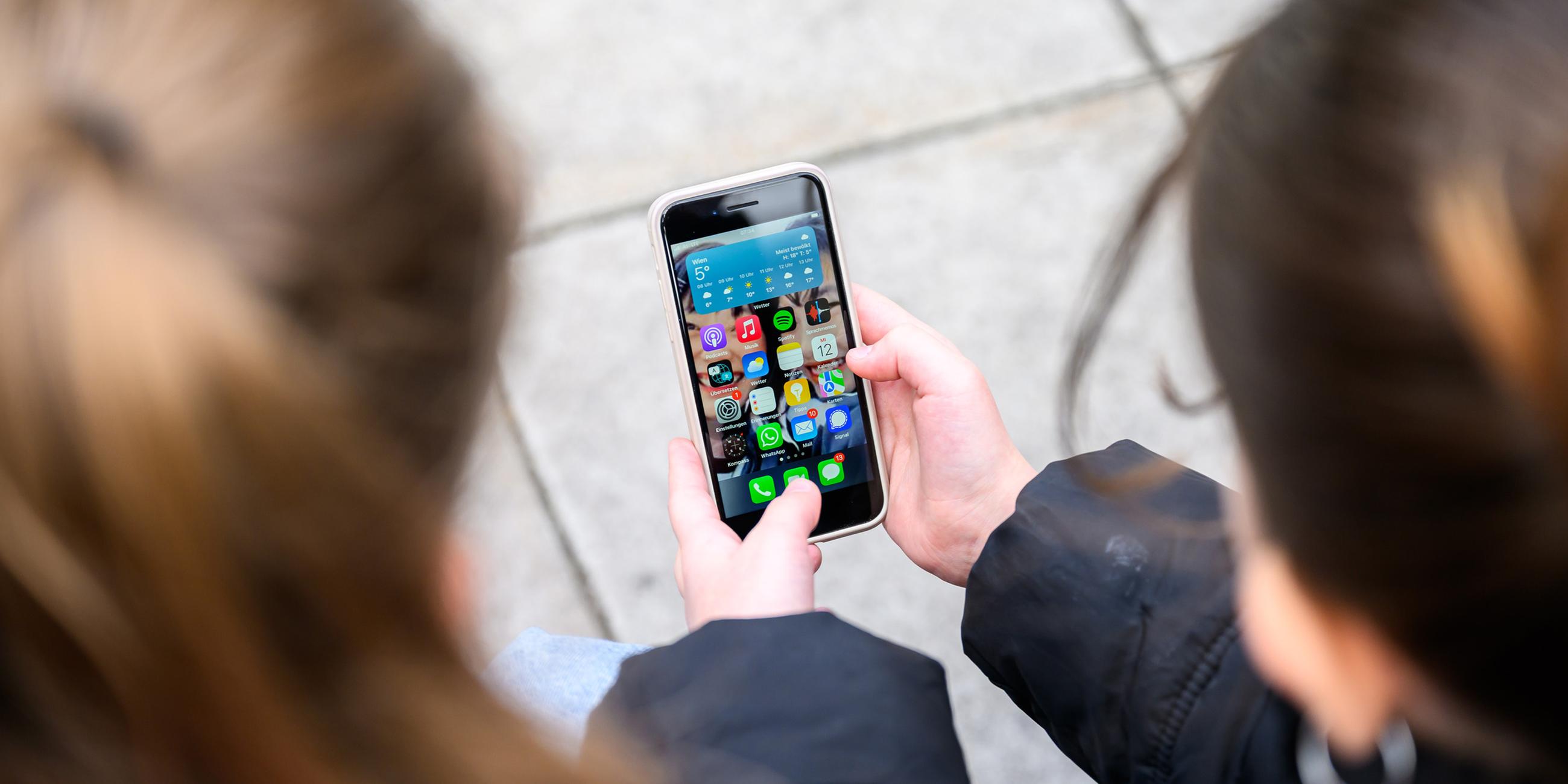 Schüler nutzen ein Smartphone (Symbilbild)