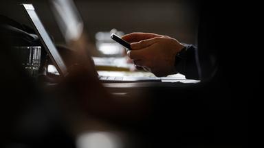 Symbolbild: ein Smartphone in der Hand