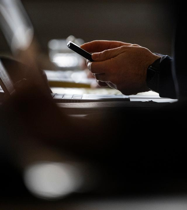 Symbolbild: ein Smartphone in der Hand