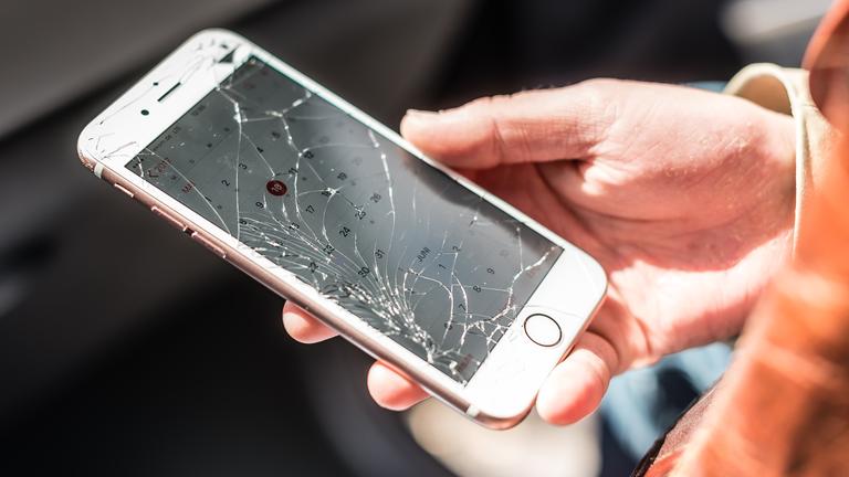 Smartphone mit kaputtem Display
