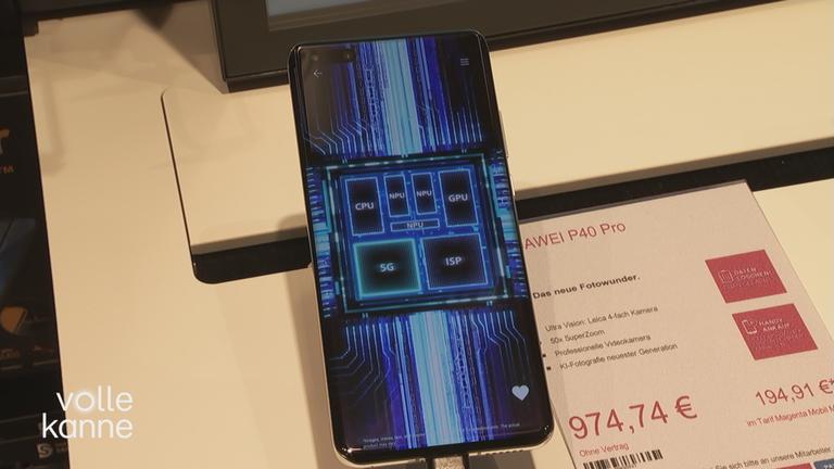 Smartphone und daneben ein Preis von 974,74 Euro