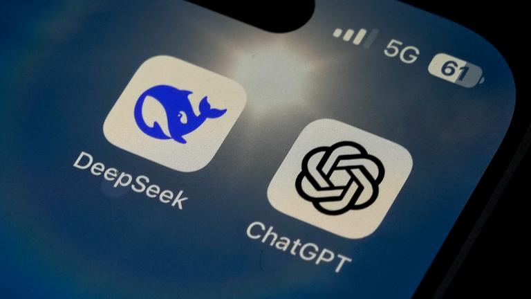 Icons der Apps von DeepSeek und ChatGPT auf einem Smartphone-Bildschirm. 