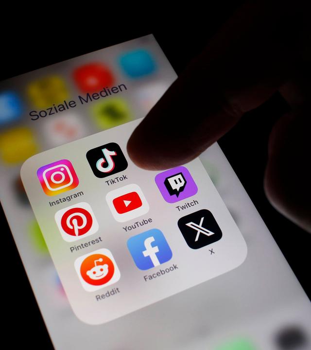 Symbolbild: Smartphone mit Social Media Apps