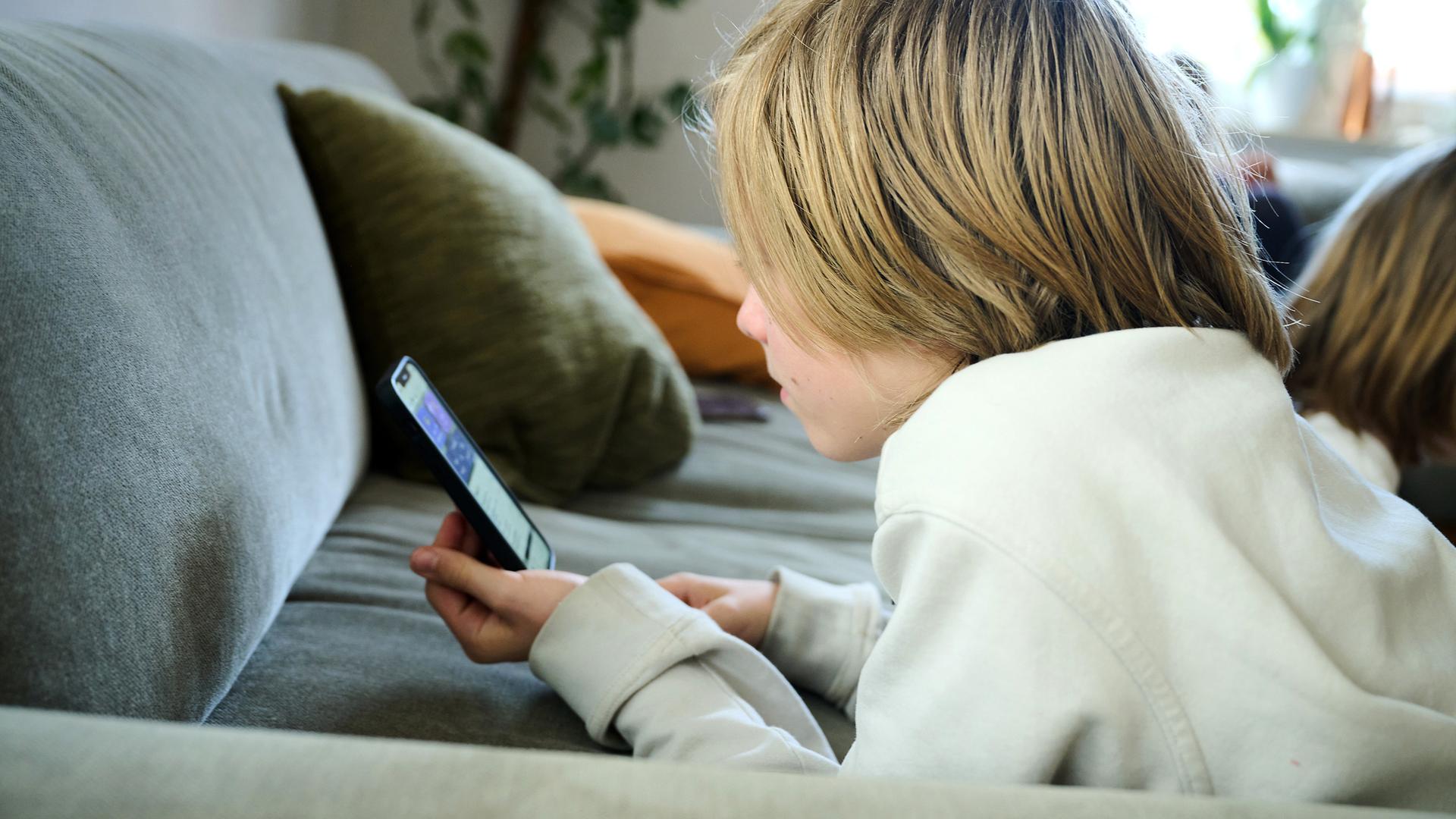 Symbolbild - Smartphone-Nutzung bei Kindern
