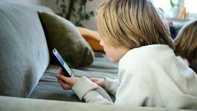 Symbolbild - Smartphone-Nutzung bei Kindern