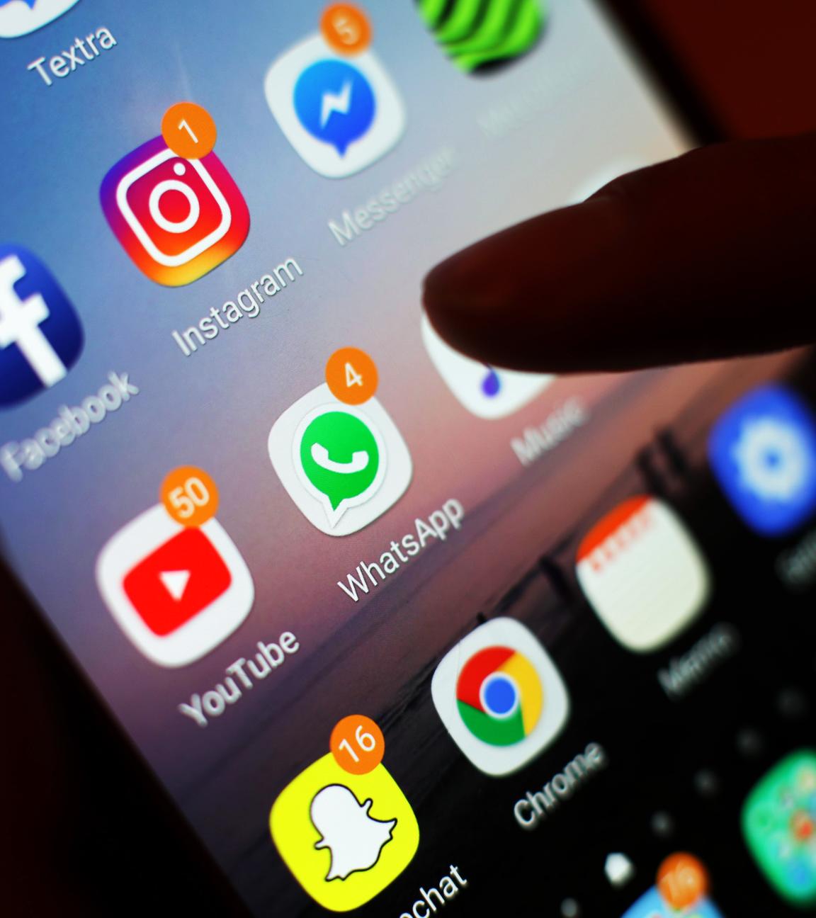 Ein Blick auf ein Smartphone mit unter anderem den Social-Media-Apps Facebook, Instagram, WhatsApp und Snapchat.