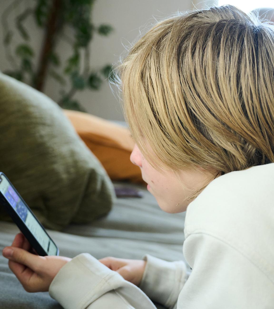 Smartphone-Nutzung bei Kindern (Symbolbild)