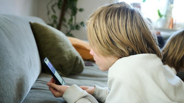 Smartphone-Nutzung bei Kindern (Symbolbild)