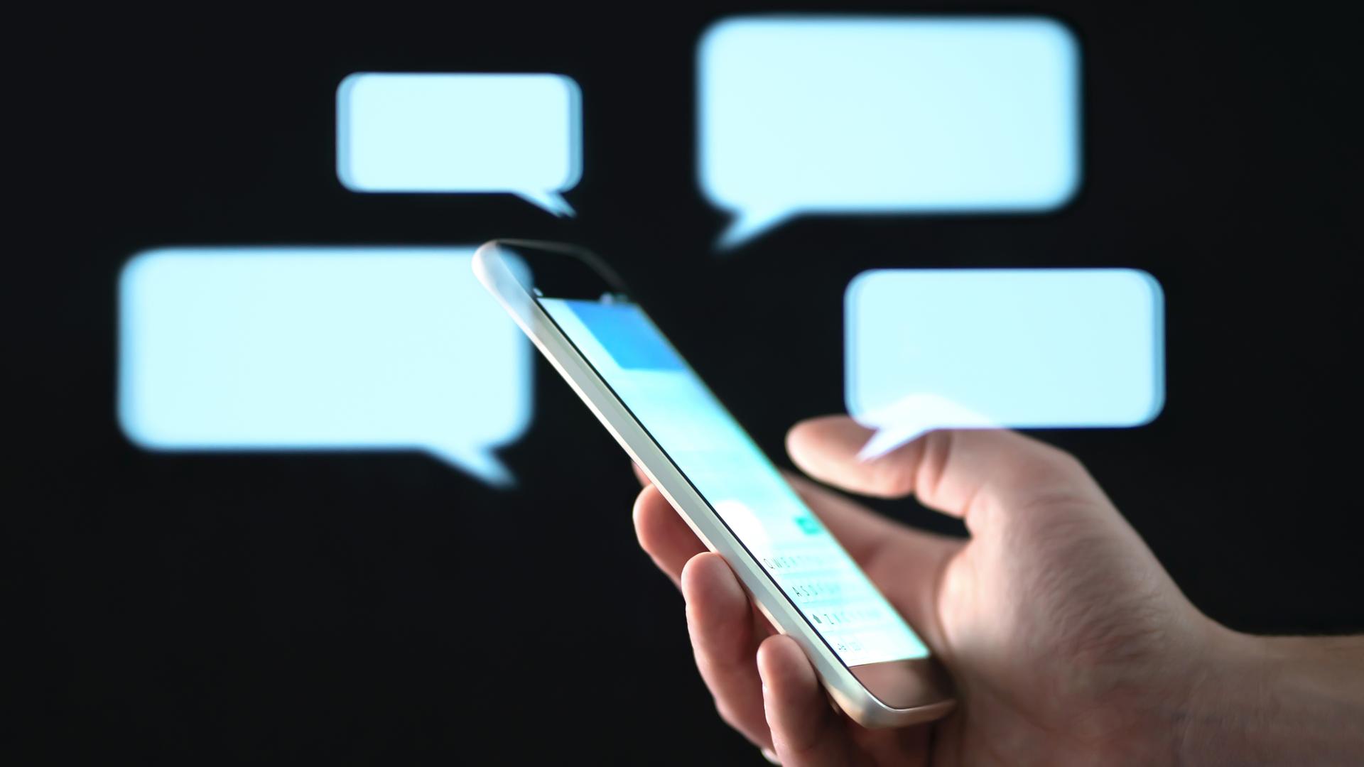 Smartphone mit Sprechblasen