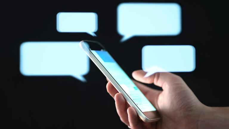 Smartphone mit Sprechblasen