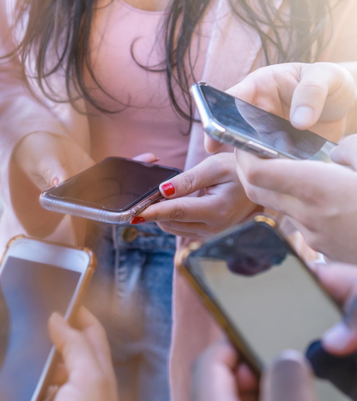 Gruppe an Leuten mit ihren Smartphones