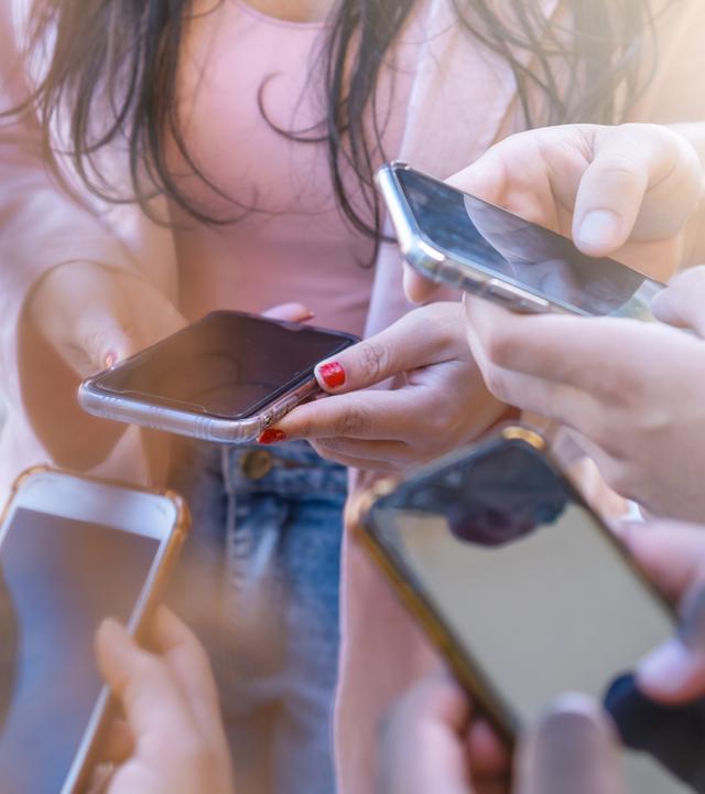 Gruppe an Leuten mit ihren Smartphones