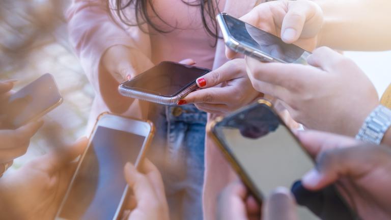 Gruppe an Leuten mit ihren Smartphones