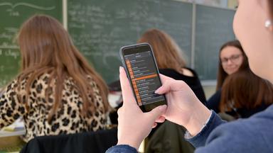 Hessen, Fulda: Schülerin Jolin Witzel nutzt auf ihrem Handy während des Unterrichts eine Physik-App.