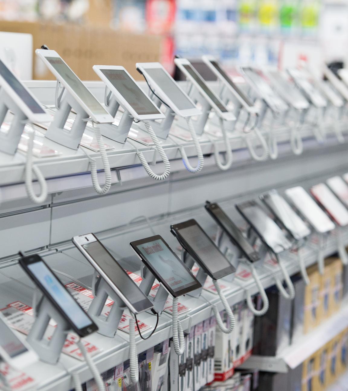 Tablets liegen am 18.09.2014 in einem Elektromarkt in Ingolstadt (Bayern) auf einem Regal.