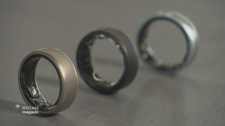 Drei Smartringe auf einem Tisch
