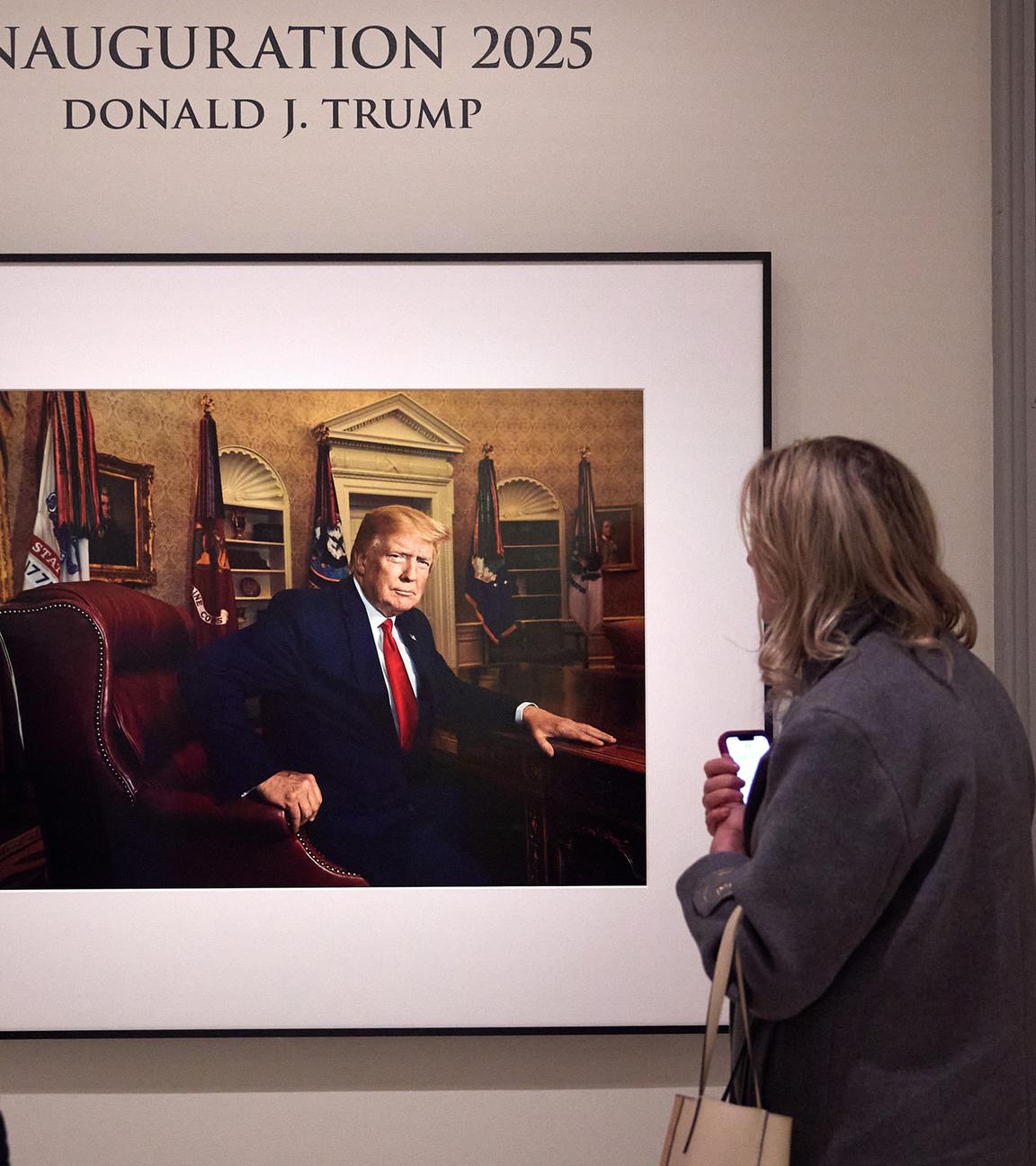 Besucher betrachten ein Porträt von US-Präsident Donald J. Trump von der Fotografin Pari Dukovic in der Smithsonian National Portrait Gallery in Washington, DC, USA, 25. 1. 2025. 