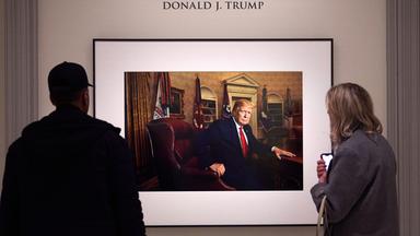 Besucher betrachten ein Porträt von US-Präsident Donald J. Trump von der Fotografin Pari Dukovic in der Smithsonian National Portrait Gallery in Washington, DC, USA, 25. 1. 2025. 