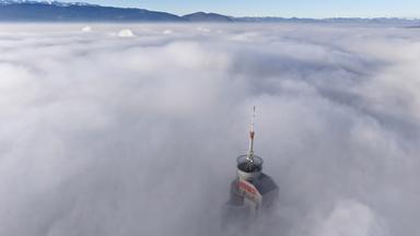 Twist Tower ragt durch Nebel und Smog über Sarajewo, Bosnien