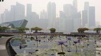 Die Skyline von Singapur in dichtem Smog vor Formel 1-Grand Prix von Singapur.