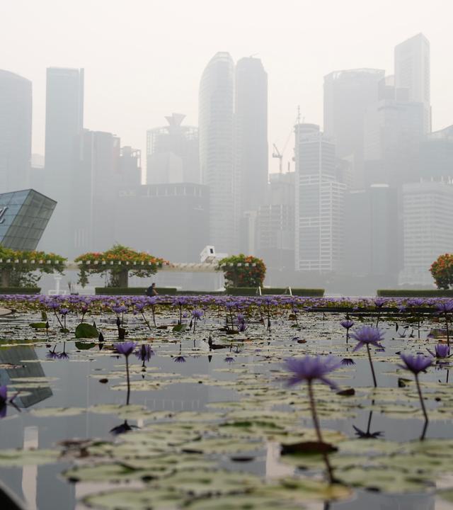 Die Skyline von Singapur in dichtem Smog vor Formel 1-Grand Prix von Singapur.