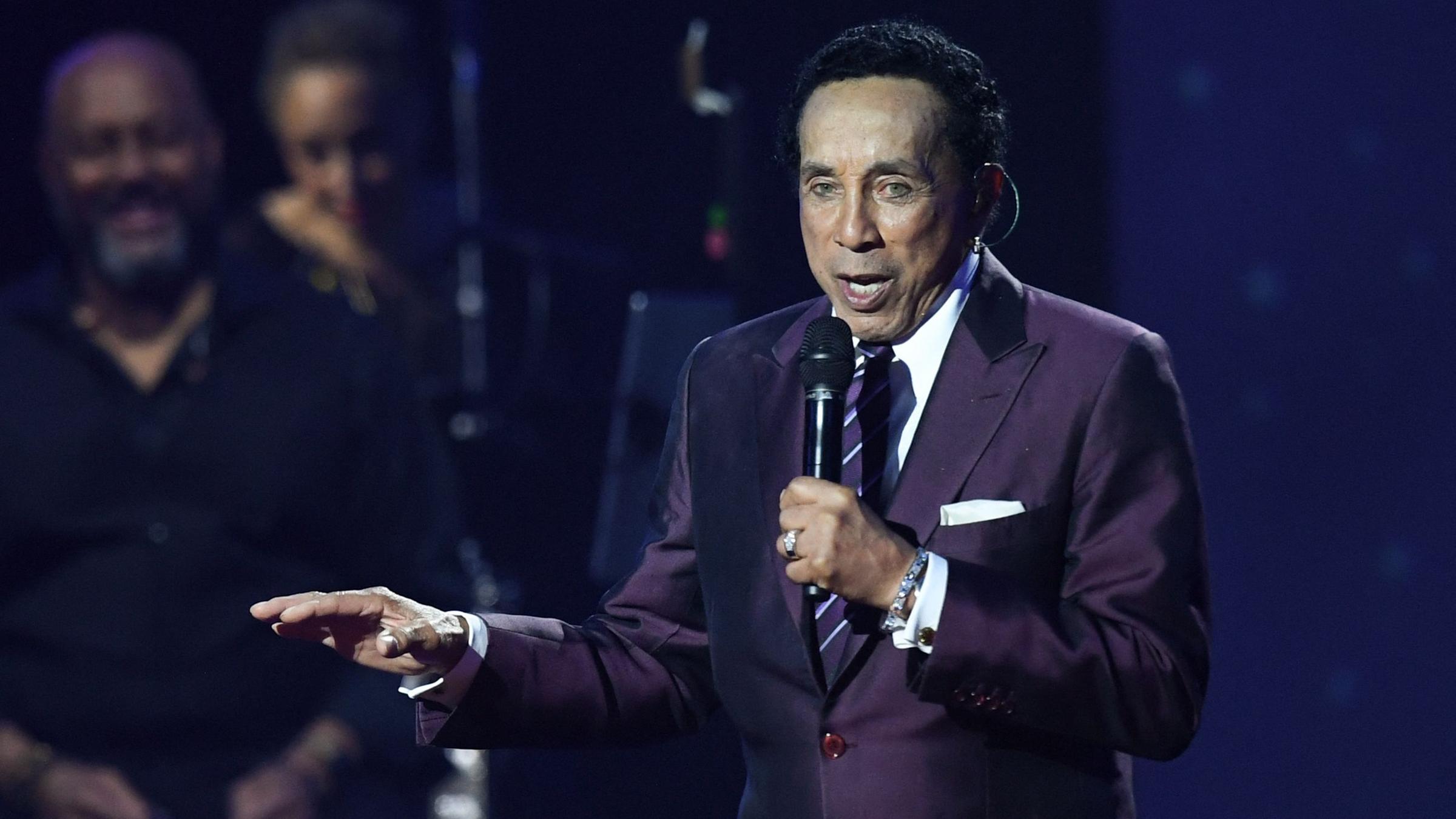 Archiv: Der US-amerikanische Singer/Songwriter Smokey Robinson tritt während der MusiCares Persons of the Year-Gala 2023 zu Ehren von Berry Gordy und Smokey Robinson im LA Convention Center in Los Angeles am 3. Februar 2023 auf. 