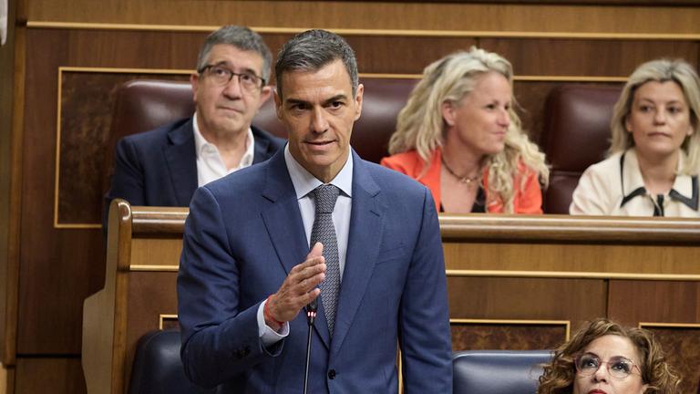 Der Spanische Ministerpräsident Pedro Sanchez spricht im Abgeordnetenhaus in Madrid.