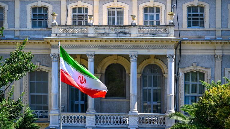 Eine iranische Flagge weht vor dem iranischen Konsulat, wo iranische Diplomaten mit ihren Amtskollegen aus Deutschland, Großbritannien und Frankreich zu erneuten Atomgesprächen zusammenkommen, während Warnungen laut werden, dass die drei europäischen Mächte die im Abkommen von 2015 vorgesehenen „Snapback”-Sanktionen auslösen könnten, in Istanbul, Türkei, am 25. Juli 2025. Das Treffen ist das erste seit dem Angriff Israels auf den Iran Mitte Juni, der einen 12-tägigen Krieg auslöste und auf wichtige nukleare und militärische Einrichtungen abzielte.