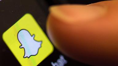 Symbolbild:  Das Icon von Snapchat ist auf einem Smartphone zu sehen