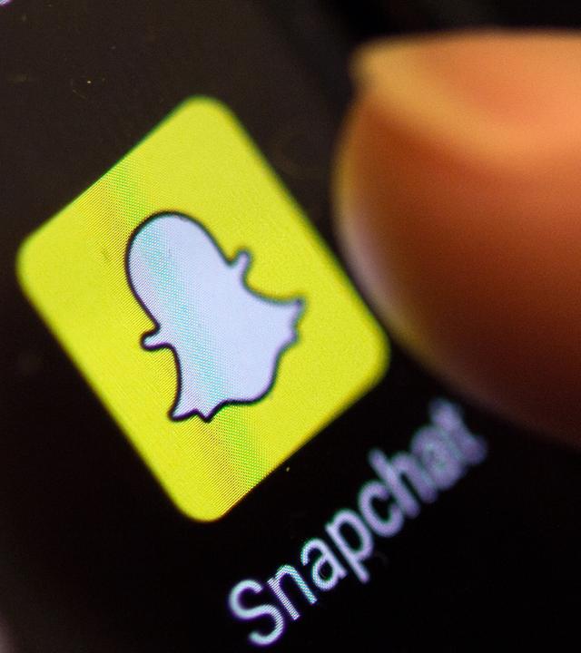 Symbolbild:  Das Icon von Snapchat ist auf einem Smartphone zu sehen