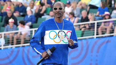 Snoop Dogg schaut während der US-Olympiamannschafts-Qualifikation auf dem Hayward Field zu, aufgenommen am 23.06.2024