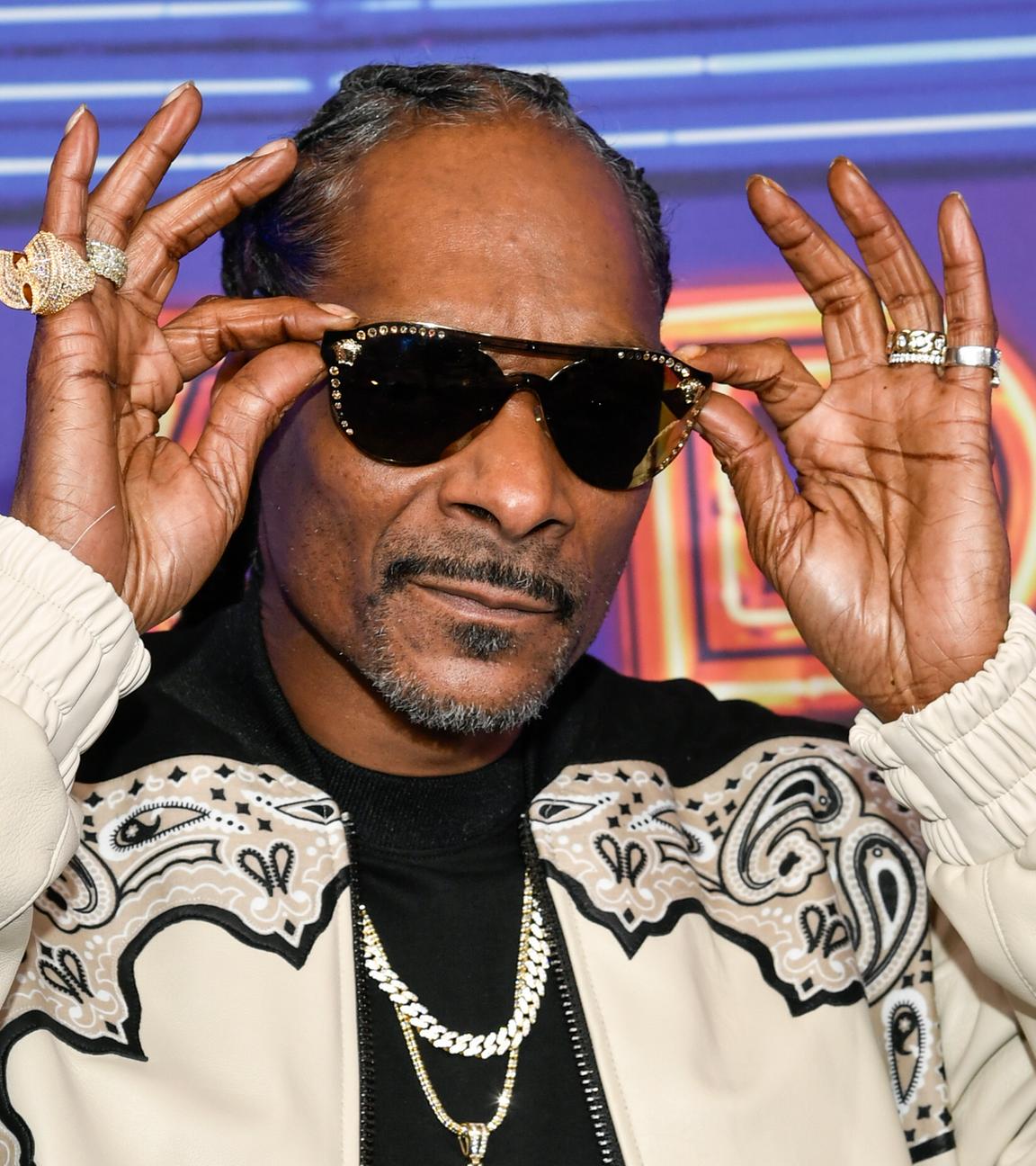 Snoop Dogg posiert mit Sonnenbrille