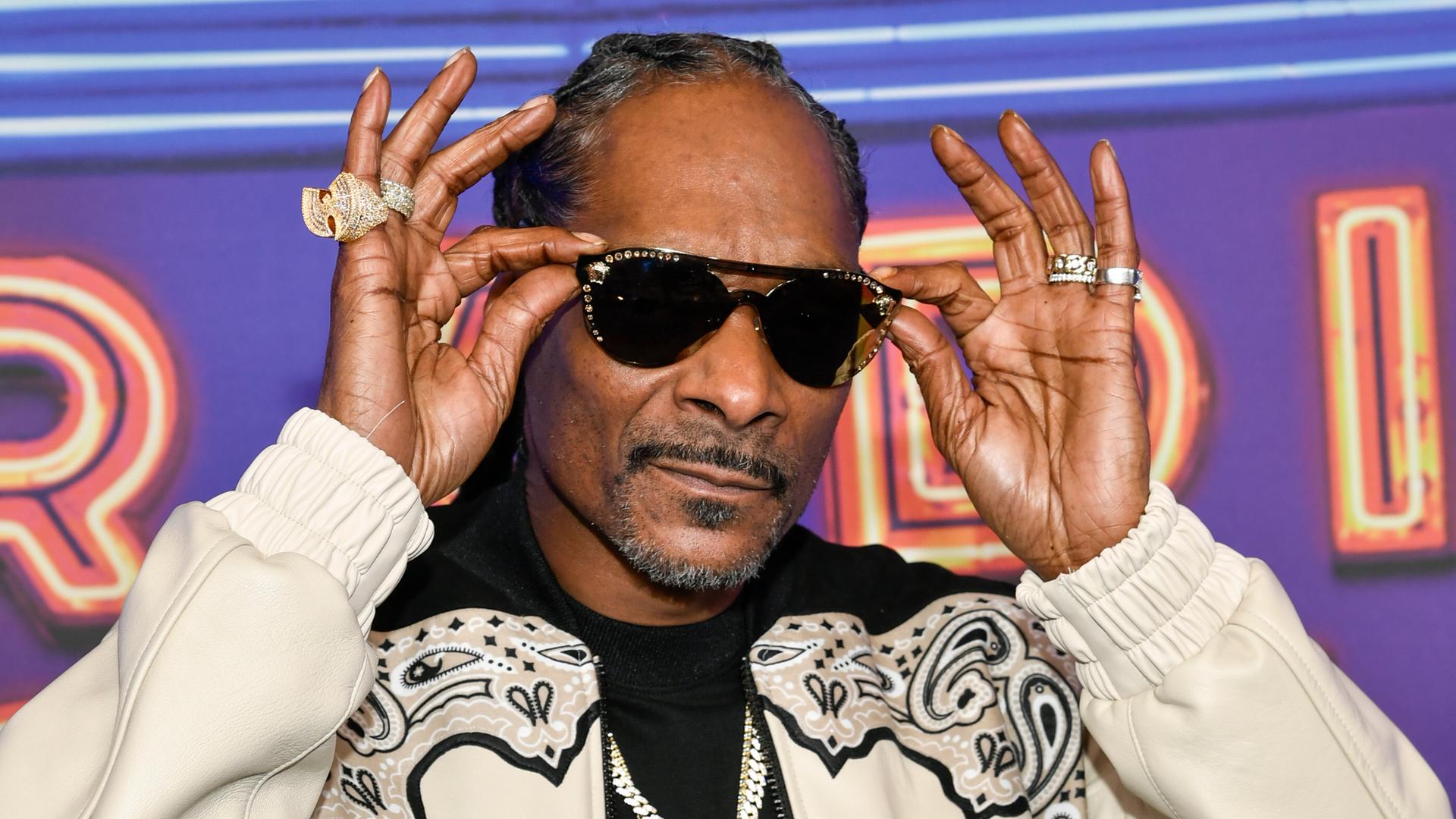 Snoop Dogg posiert mit Sonnenbrille