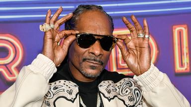 Snoop Dogg posiert mit Sonnenbrille