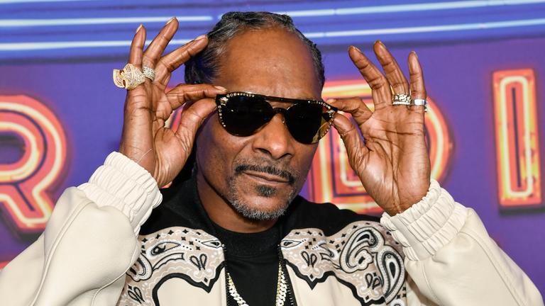 Snoop Dogg posiert mit Sonnenbrille