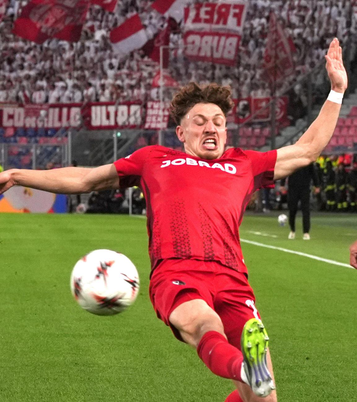 Bolognas Nicolò Cambiaghi (rechts) spielt den Ball an Freiburgs Philipp Treu vorbei während des Europa-League-Eröffnungsspiels im Stadion Renato Dall’Ara in Bologna am 2. Oktober 2025.