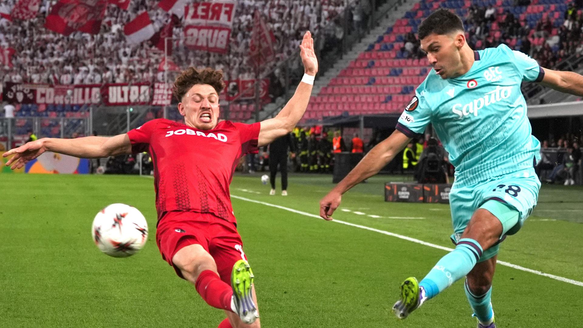 Bolognas Nicolò Cambiaghi (rechts) spielt den Ball an Freiburgs Philipp Treu vorbei während des Europa-League-Eröffnungsspiels im Stadion Renato Dall’Ara in Bologna am 2. Oktober 2025.